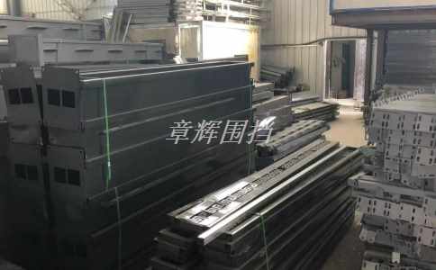 金屬?lài)鷵醢惭b費(fèi)多少錢(qián)一米？