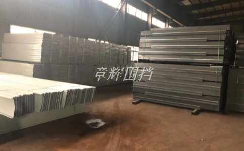 金屬圍擋的安裝是否需要考慮周?chē)ㄖ锏母叨群惋L(fēng)險(xiǎn)等級(jí)？