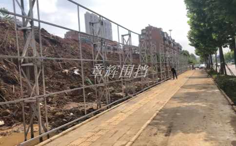 金屬圍擋如何保證行人和車輛安全？